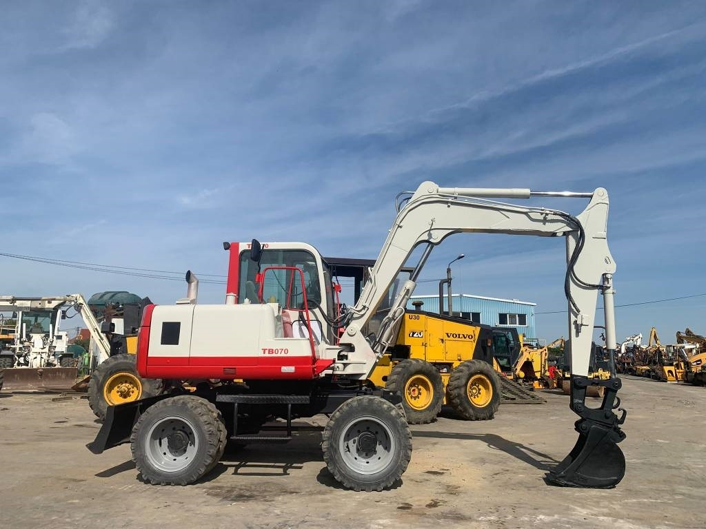 Takeuchi TB070W - Pelle sur pneus: photos 3 Takeuchi TB070W - Pelle sur pneus: photos 3