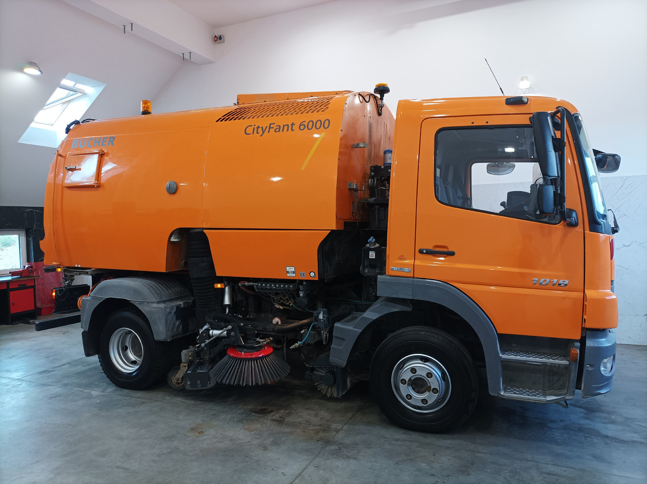 MERCEDES-BENZ Atego 1018 Zamiatarka Kehrmaschine BUCHER Szczotki L/R PM10 2 Silniki 2012r - Balayeuse de voirie: photos 5 MERCEDES-BENZ Atego 1018 Zamiatarka Kehrmaschine BUCHER Szczotki L/R PM10 2 Silniki 2012r - Balayeuse de voirie: photos 5