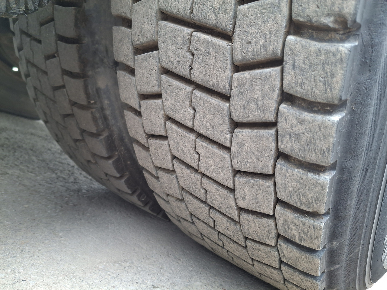 Balayeuse de voirie MERCEDES-BENZ Axor 1823 Zamiatarka Kehrmaschine BUCHER 2 Motoren Szczotki L/R Sweeper: photos 16 Balayeuse de voirie MERCEDES-BENZ Axor 1823 Zamiatarka Kehrmaschine BUCHER 2 Motoren Szczotki L/R Sweeper: photos 16