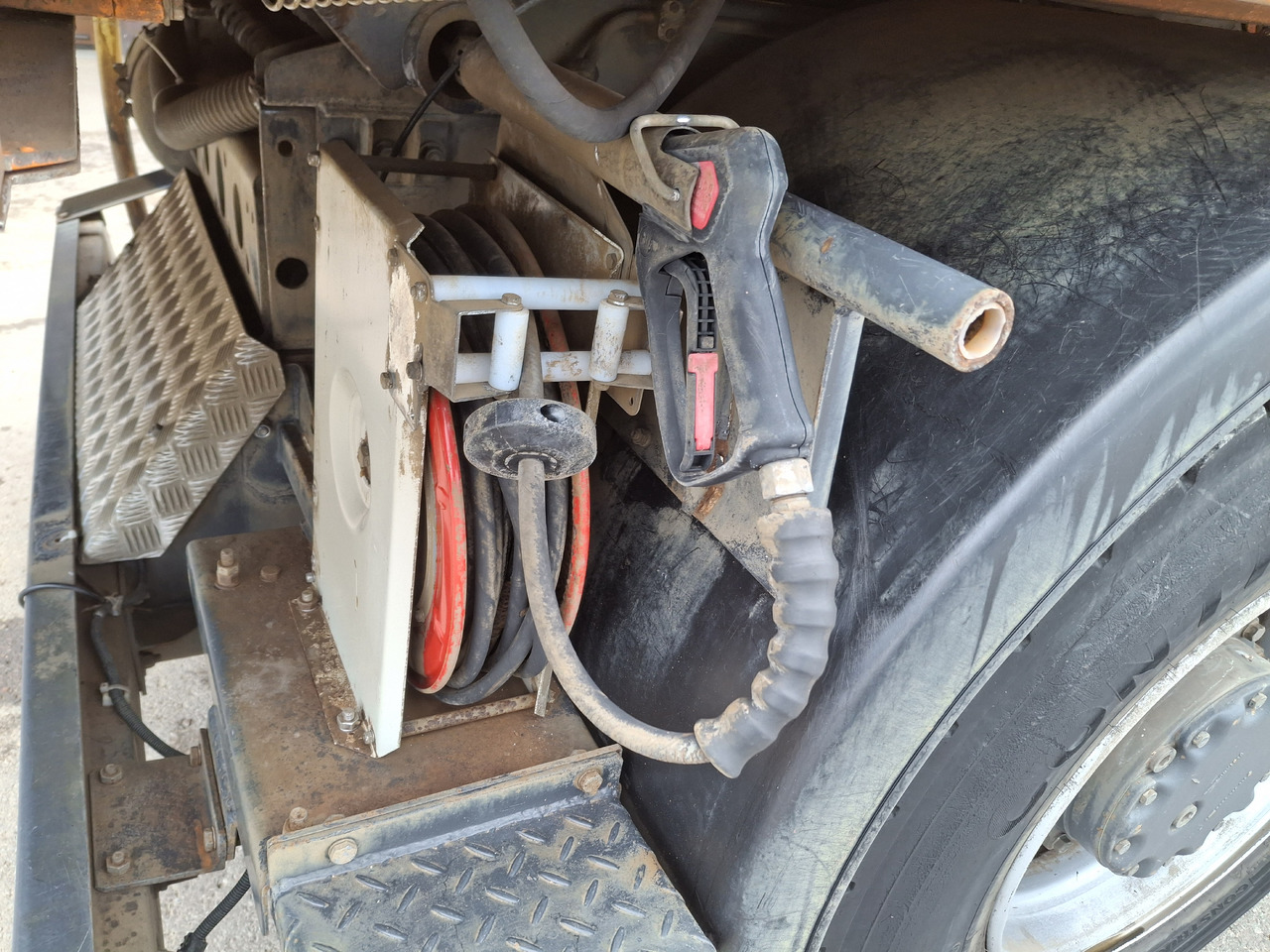 Mercedes-Benz Axor 1823 Schienenreinigungs RAIL Kehrmaschine - Balayeuse de voirie: photos 5 Mercedes-Benz Axor 1823 Schienenreinigungs RAIL Kehrmaschine - Balayeuse de voirie: photos 5