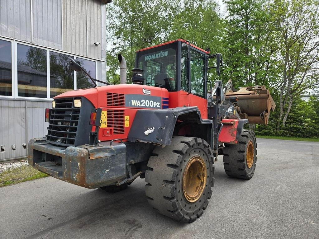Komatsu WA200PZ-6  - Chargeuse sur pneus: photos 3 Komatsu WA200PZ-6  - Chargeuse sur pneus: photos 3