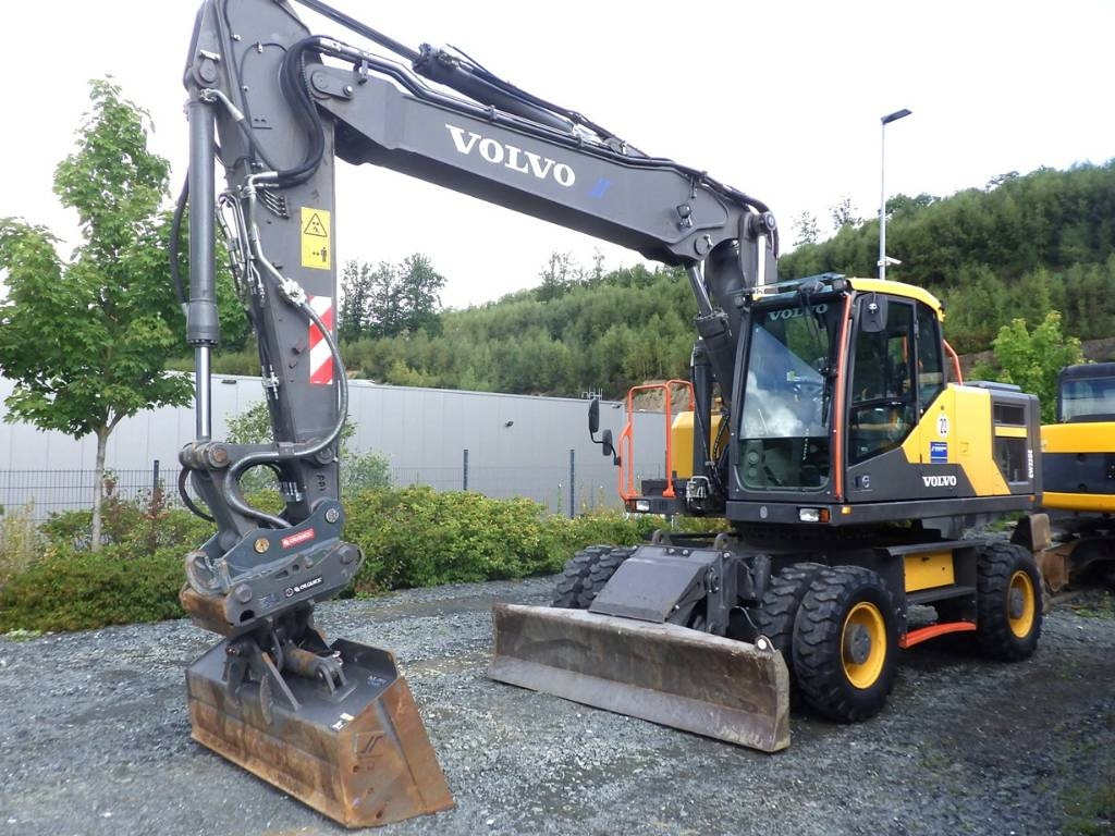 Volvo EW 220 E - Pelle sur pneus: photos 1 Volvo EW 220 E - Pelle sur pneus: photos 1