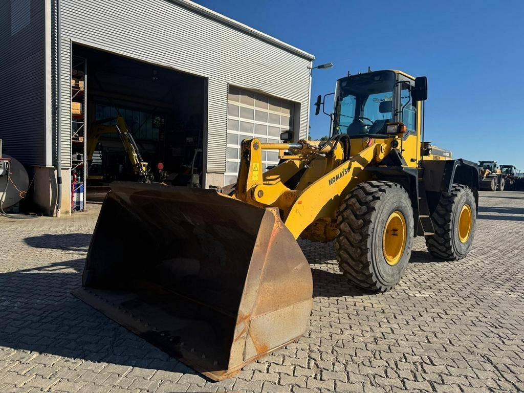 Komatsu WA 320-3H - Chargeuse sur pneus: photos 1 Komatsu WA 320-3H - Chargeuse sur pneus: photos 1