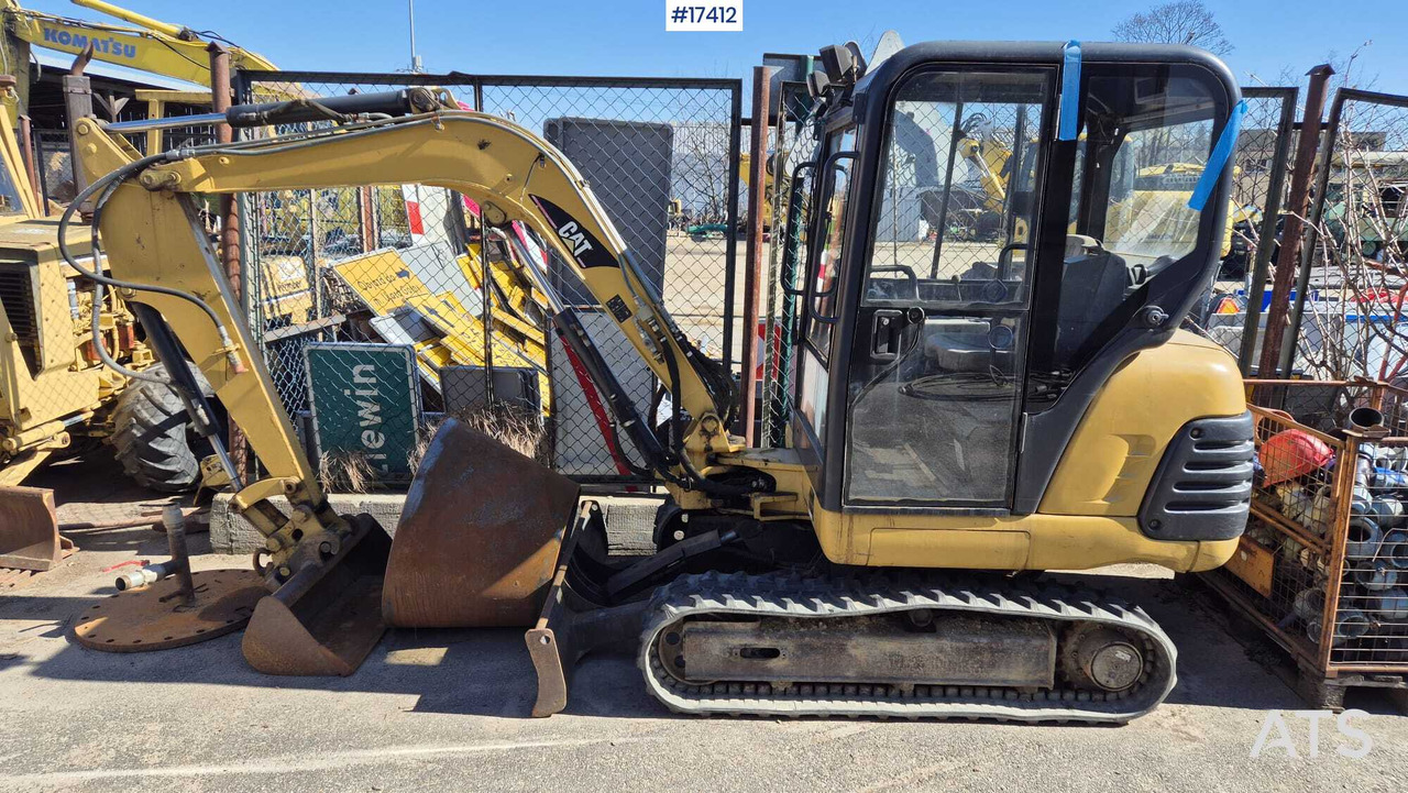 Mini excavator CATERPILLAR 302.5 (2004) two buckets, quick couplers. - Mini pelle: photos 2 Mini excavator CATERPILLAR 302.5 (2004) two buckets, quick couplers. - Mini pelle: photos 2