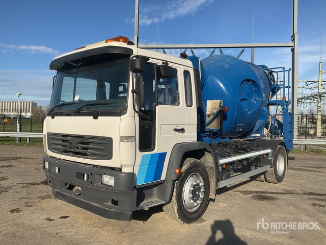 2004 Volvo FL6 4x2 Mixer Truck - Camion malaxeur: photos 1 2004 Volvo FL6 4x2 Mixer Truck - Camion malaxeur: photos 1