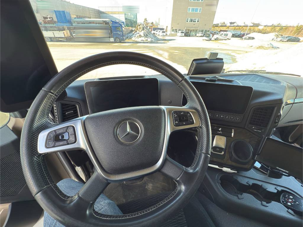 Photo d'intérieur 1: Camion fourgon Mercedes-Benz Actros 1833