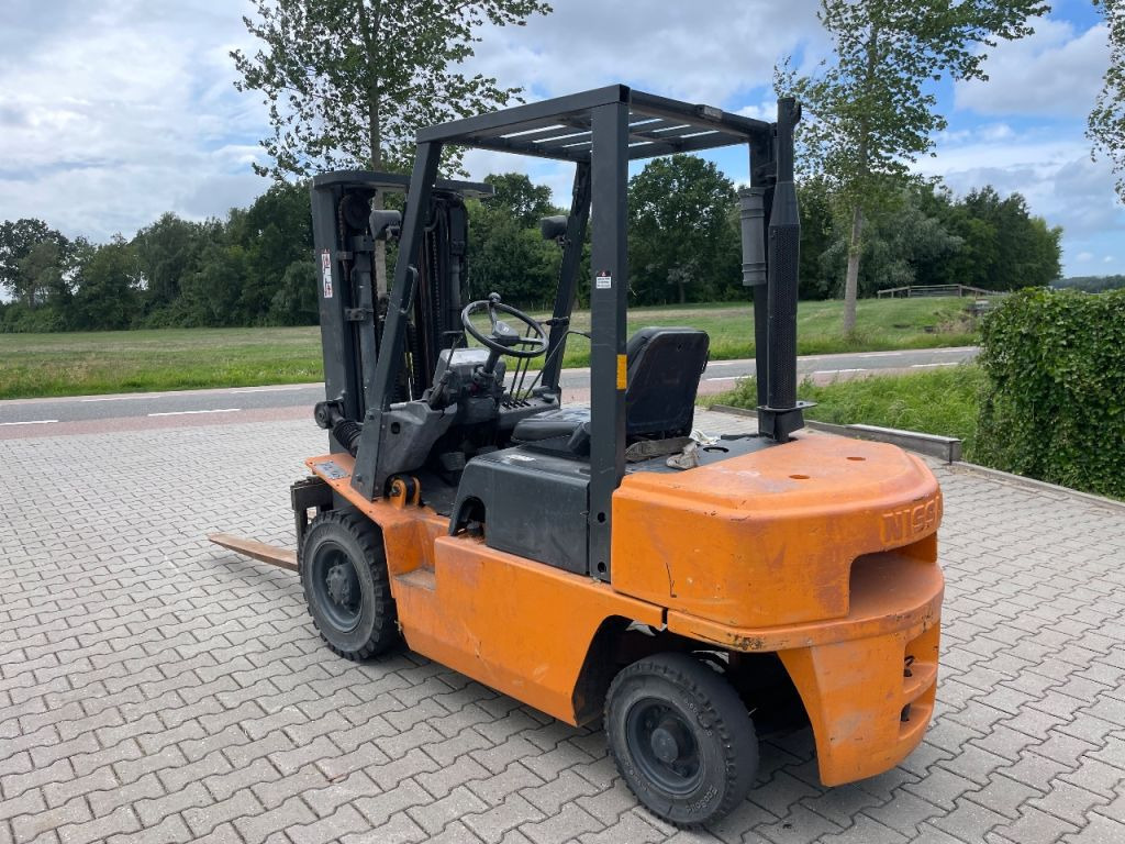 Nissan FJ02A25U 2.5 ton diesel triplo freelift heftruck - Chariot élévateur: photos 2 Nissan FJ02A25U 2.5 ton diesel triplo freelift heftruck - Chariot élévateur: photos 2
