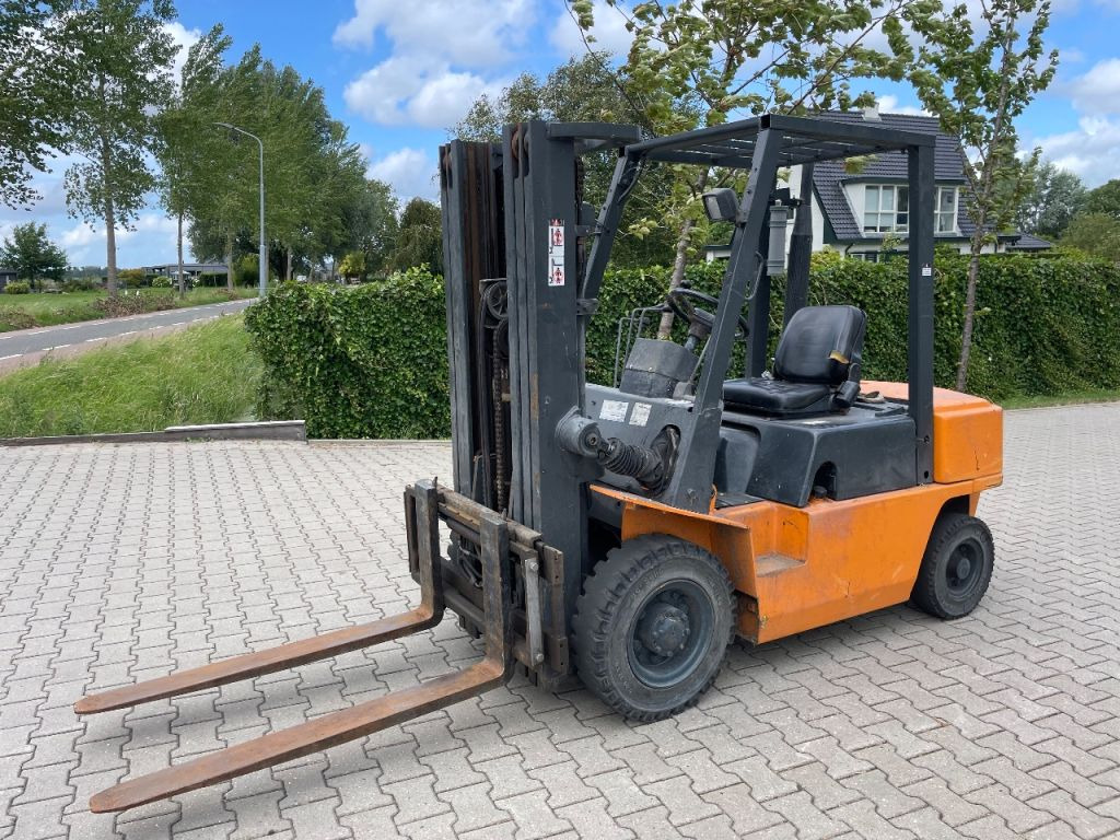 Nissan FJ02A25U 2.5 ton diesel triplo freelift heftruck - Chariot élévateur: photos 1 Nissan FJ02A25U 2.5 ton diesel triplo freelift heftruck - Chariot élévateur: photos 1