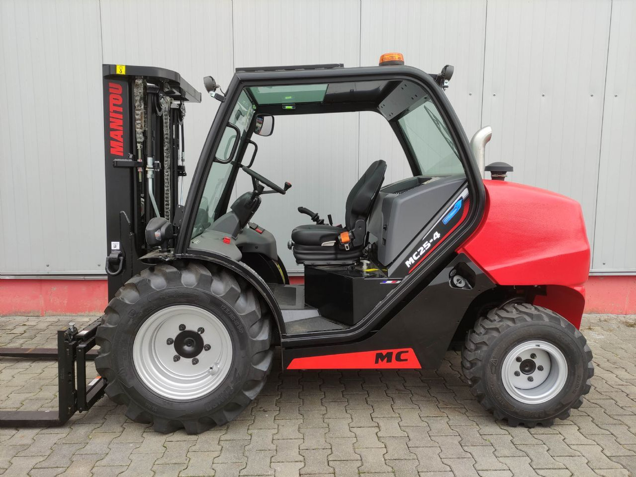 Manitou MC25-4 DK ST5 S1 (NEU) - Chariot tout terrain: photos 1 Manitou MC25-4 DK ST5 S1 (NEU) - Chariot tout terrain: photos 1