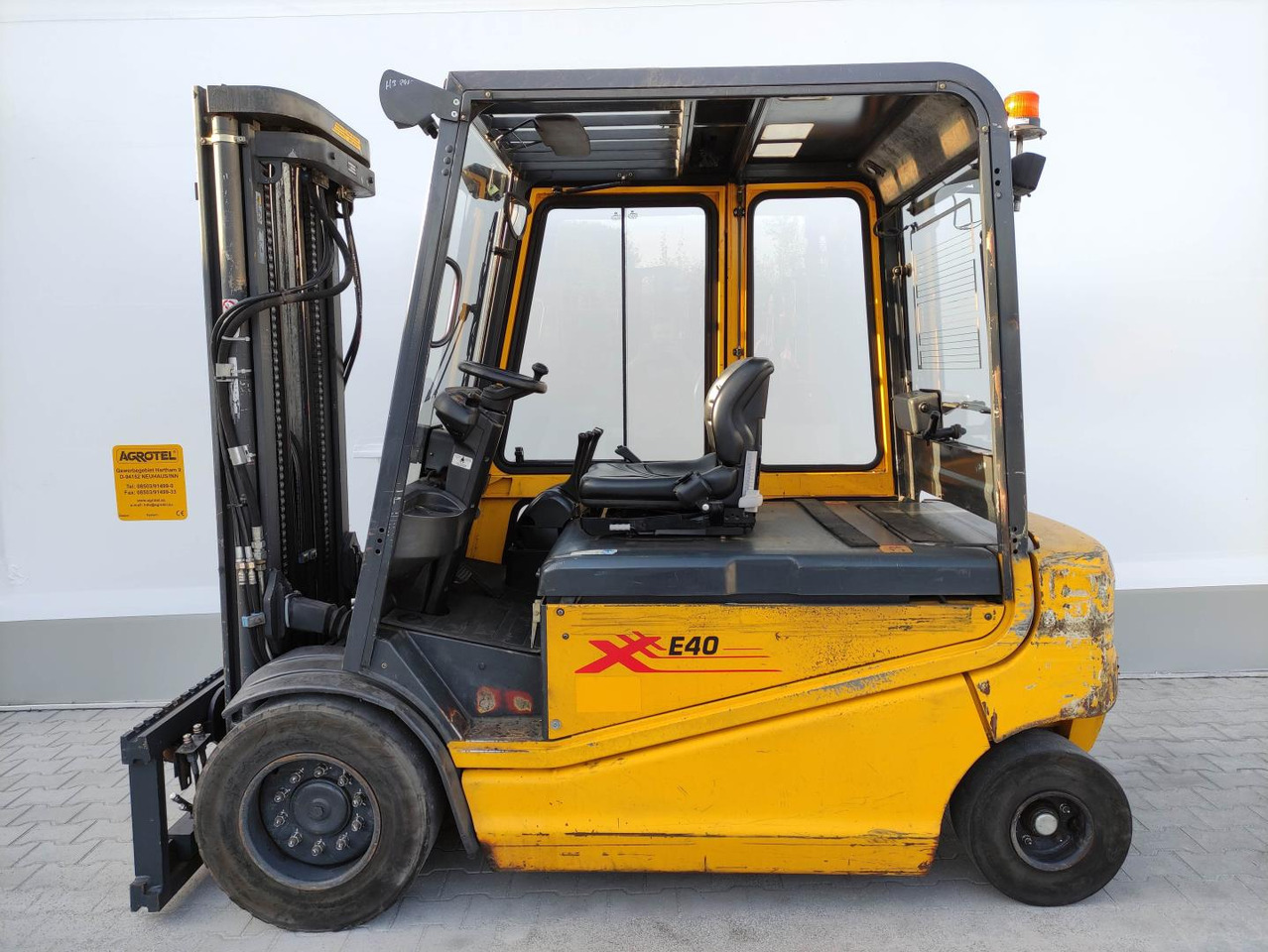 OM-Pimespo XE40 - Chariot élévateur électrique: photos 1 OM-Pimespo XE40 - Chariot élévateur électrique: photos 1