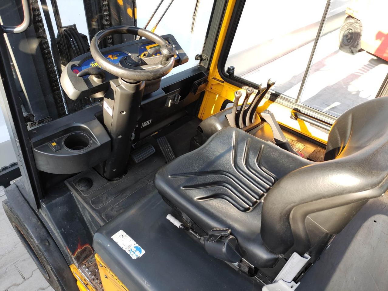 OM-Pimespo XE40 - Chariot élévateur électrique: photos 5 OM-Pimespo XE40 - Chariot élévateur électrique: photos 5