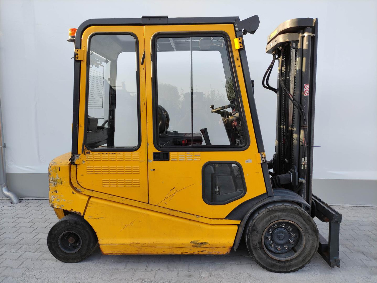 OM-Pimespo XE40 - Chariot élévateur électrique: photos 2 OM-Pimespo XE40 - Chariot élévateur électrique: photos 2