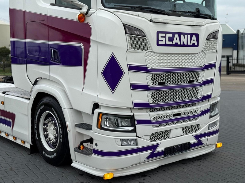 Scania S580 V8 NGS VOLLUCHT, SHOW, LEATHER, RETARDER, LOW MILEAGE, WB 315. - Tracteur routier: photos 4 Scania S580 V8 NGS VOLLUCHT, SHOW, LEATHER, RETARDER, LOW MILEAGE, WB 315. - Tracteur routier: photos 4