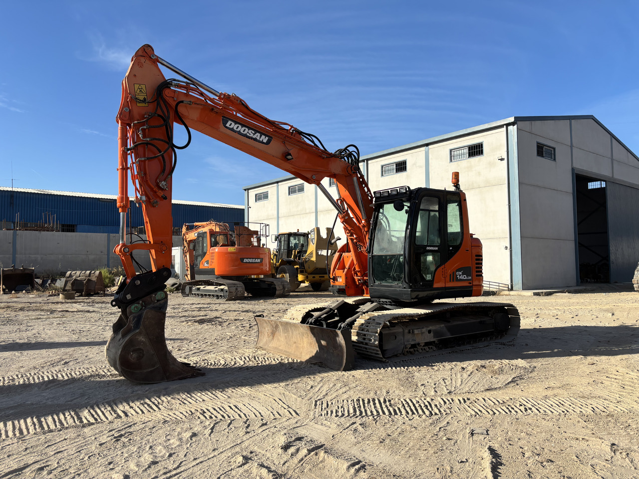 DOOSAN DX140-3 - Pelle sur chenille: photos 1 DOOSAN DX140-3 - Pelle sur chenille: photos 1