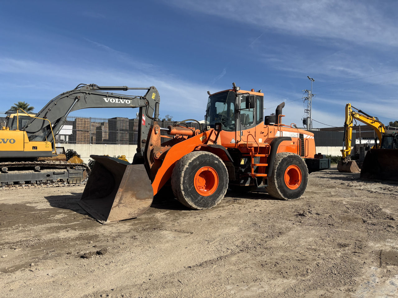 Doosan DL300 - Chargeuse sur pneus: photos 1 Doosan DL300 - Chargeuse sur pneus: photos 1