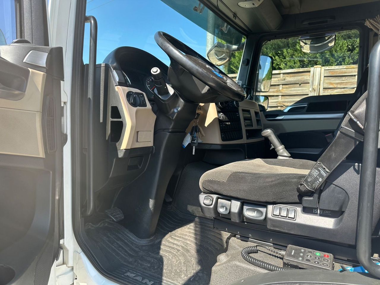 MAN 8.250 TGL*VDI2700*TOP*4-er Zug BFT Anhänger MAN 8.250 TGL*4x L1H1*XLX Kabine*VDI2700*TOP* - Camion porte-voitures: photos 4 MAN 8.250 TGL*VDI2700*TOP*4-er Zug BFT Anhänger MAN 8.250 TGL*4x L1H1*XLX Kabine*VDI2700*TOP* - Camion porte-voitures: photos 4