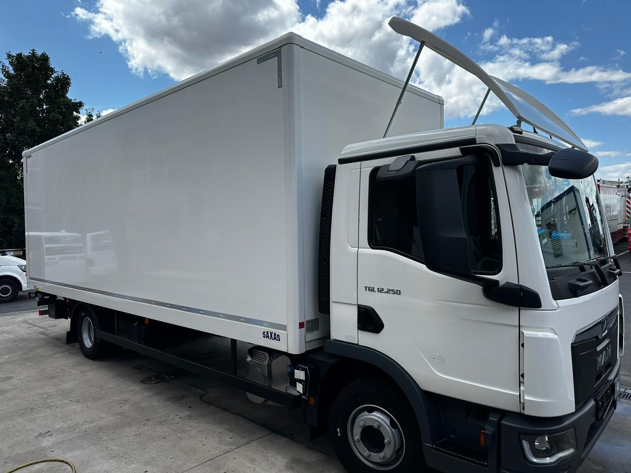 MAN TGL 12.250 /Ladebordwand/Automatik/Ahk - Camion fourgon: photos 2 MAN TGL 12.250 /Ladebordwand/Automatik/Ahk - Camion fourgon: photos 2