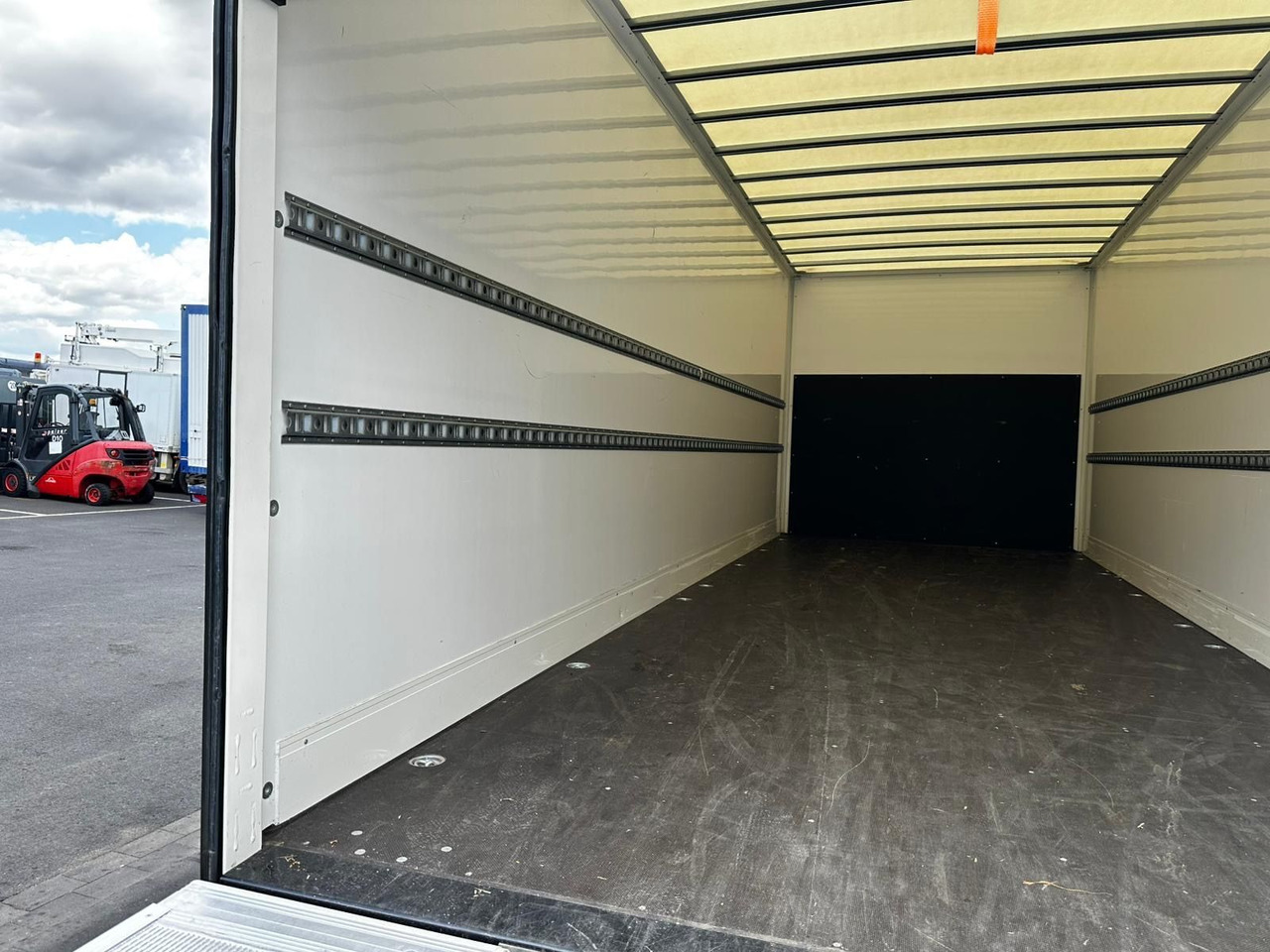 MAN TGL 12.250 /Ladebordwand/Automatik/Ahk - Camion fourgon: photos 4 MAN TGL 12.250 /Ladebordwand/Automatik/Ahk - Camion fourgon: photos 4