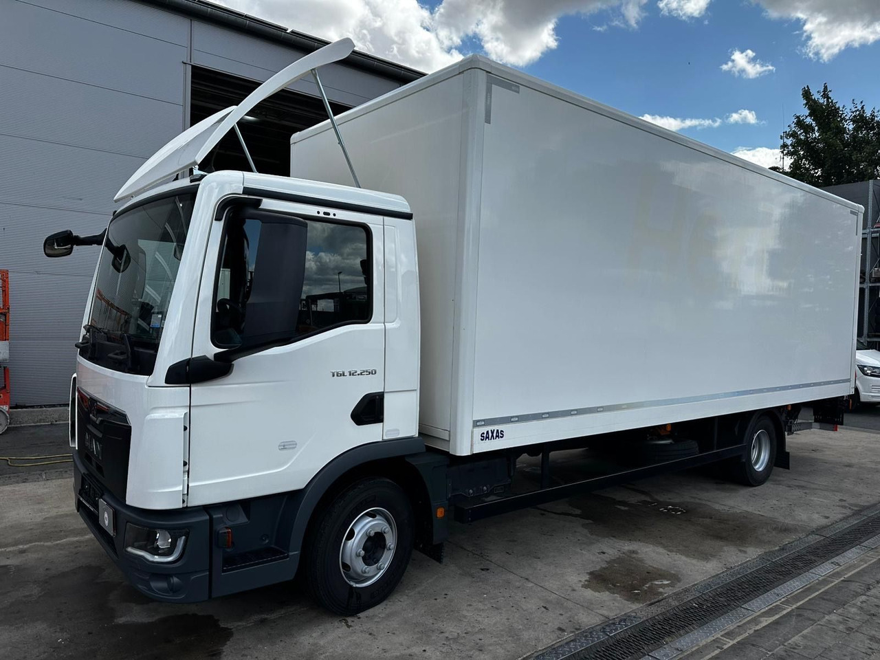MAN TGL 12.250 /Ladebordwand/Automatik/Ahk - Camion fourgon: photos 1 MAN TGL 12.250 /Ladebordwand/Automatik/Ahk - Camion fourgon: photos 1