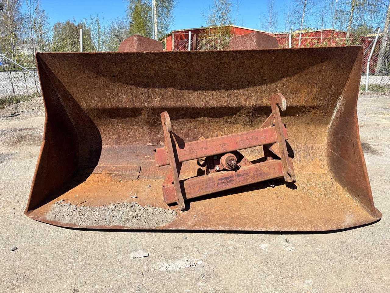 Volvo bucket and bracket with coupling head - Godet pour chargeur: photos 2 Volvo bucket and bracket with coupling head - Godet pour chargeur: photos 2