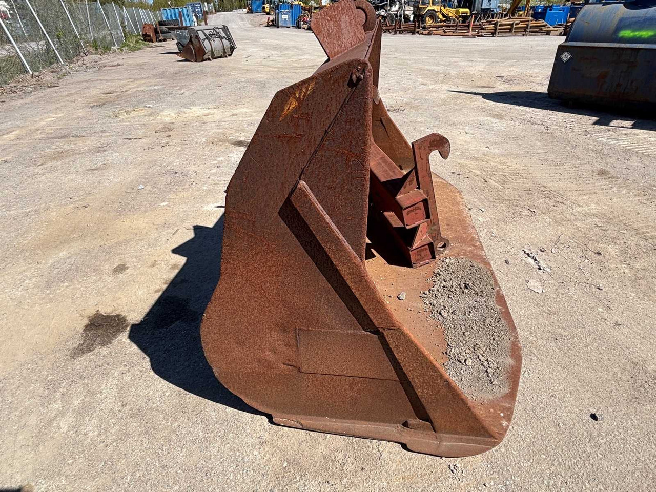 Volvo bucket and bracket with coupling head - Godet pour chargeur: photos 4 Volvo bucket and bracket with coupling head - Godet pour chargeur: photos 4
