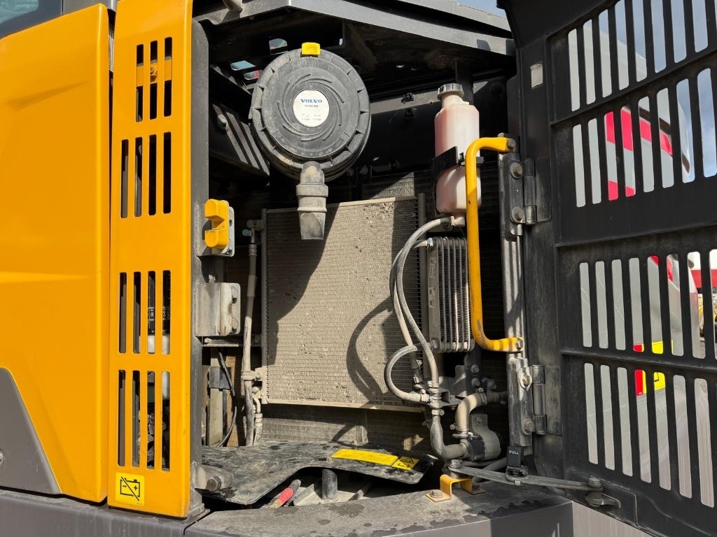 Pelle sur chenille Volvo ECR 235 E: photos 19