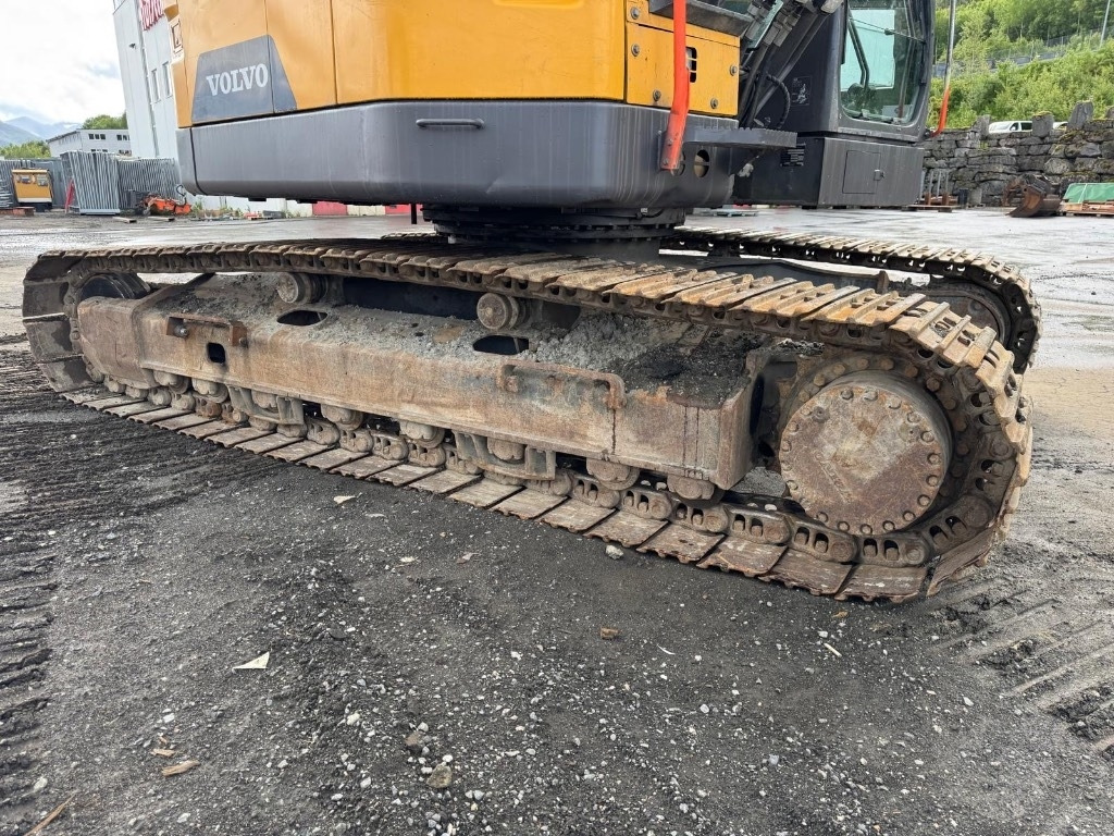 Pelle sur chenille Volvo ECR 235 E: photos 9