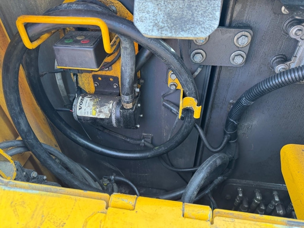 Pelle sur chenille Volvo ECR 235 E: photos 20