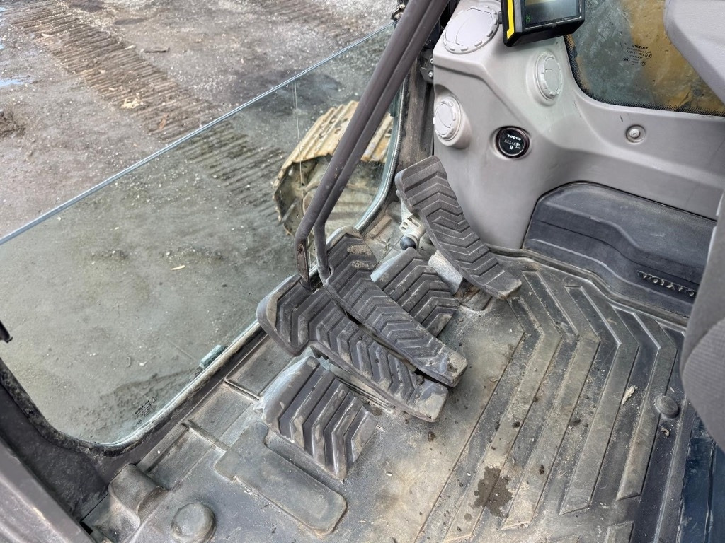 Pelle sur chenille Volvo ECR 235 E: photos 27