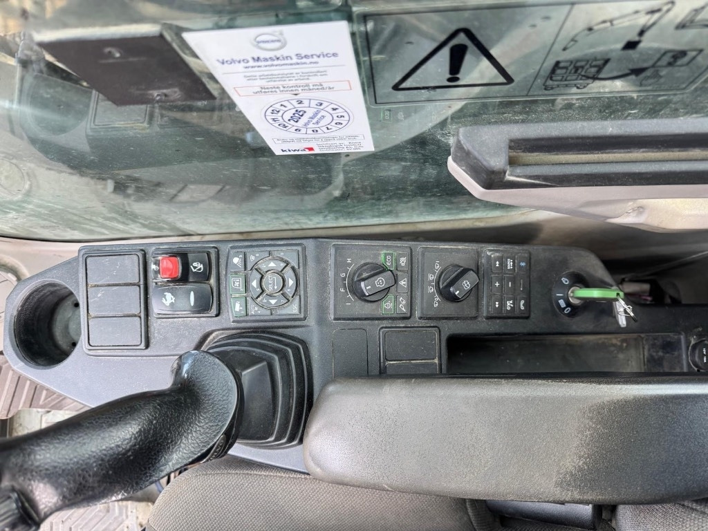 Pelle sur chenille Volvo ECR 235 E: photos 28