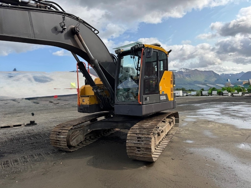 Pelle sur chenille Volvo ECR 235 E: photos 7
