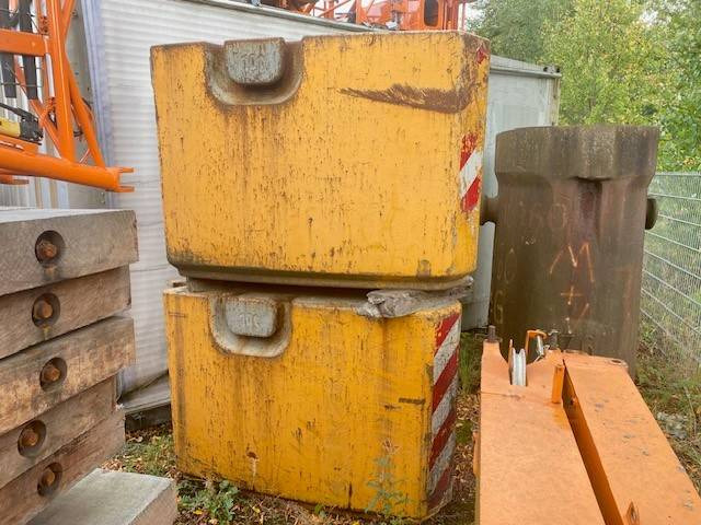 Liebherr Ballastplatten / Counterweight plates LTM 1200-5.1 - Grue auxiliaire pour Engins de chantier: photos 1 Liebherr Ballastplatten / Counterweight plates LTM 1200-5.1 - Grue auxiliaire pour Engins de chantier: photos 1