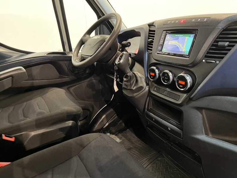 Iveco Daily 35S18D 3.0 375 Automaat Open Laadbak / Hiab Kraan / Euro 6 / Trekhaak 3500 KG / Airco / Camera / Navigatie / 3-Zits / 67.000 KM !! - Fourgon plateau: photos 3 Iveco Daily 35S18D 3.0 375 Automaat Open Laadbak / Hiab Kraan / Euro 6 / Trekhaak 3500 KG / Airco / Camera / Navigatie / 3-Zits / 67.000 KM !! - Fourgon plateau: photos 3