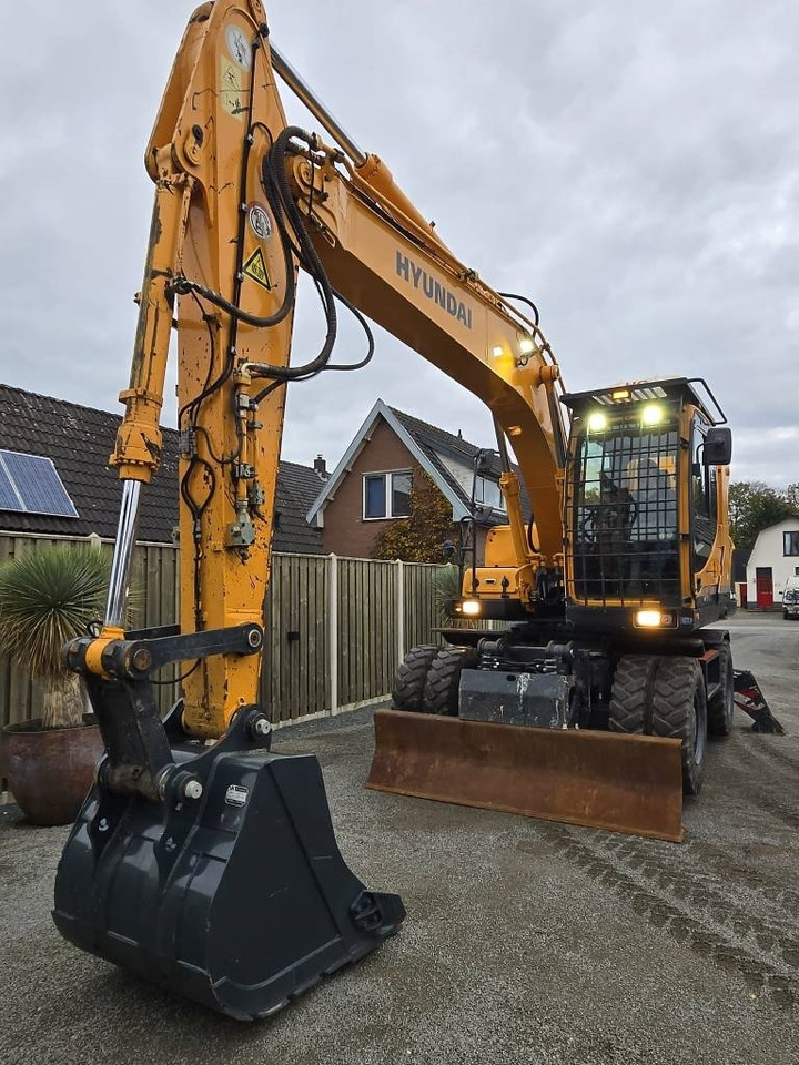 Pelle sur pneus Hyundai R 180W-9A: photos 7 Pelle sur pneus Hyundai R 180W-9A: photos 7