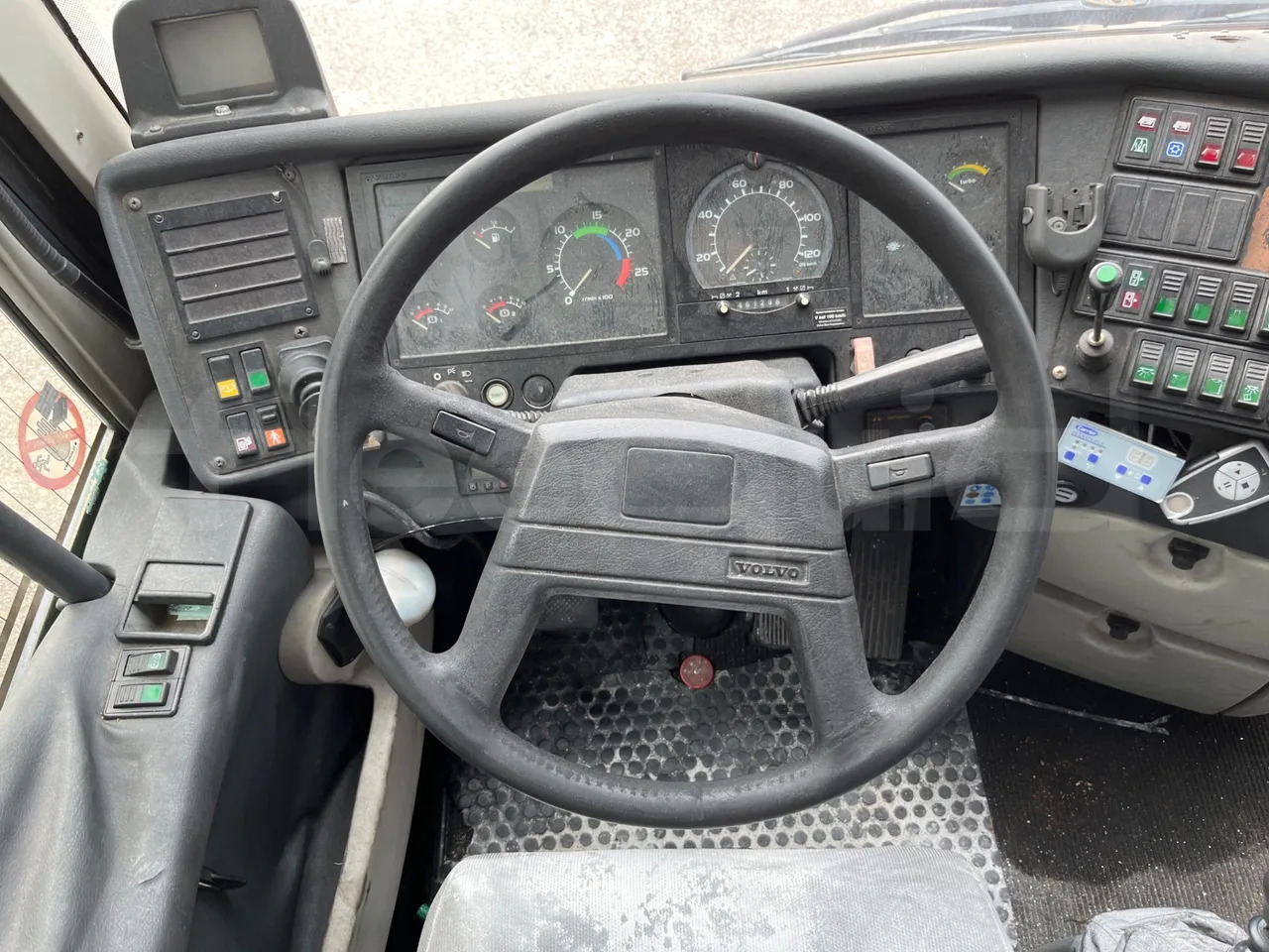 Autocar Volvo B12: photos 21