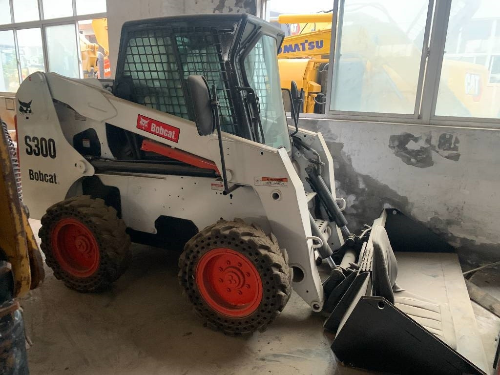 BOBCAT S 300 - Mini chargeuse: photos 1 BOBCAT S 300 - Mini chargeuse: photos 1