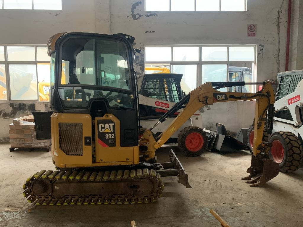 Pelle sur chenille CAT 302: photos 1