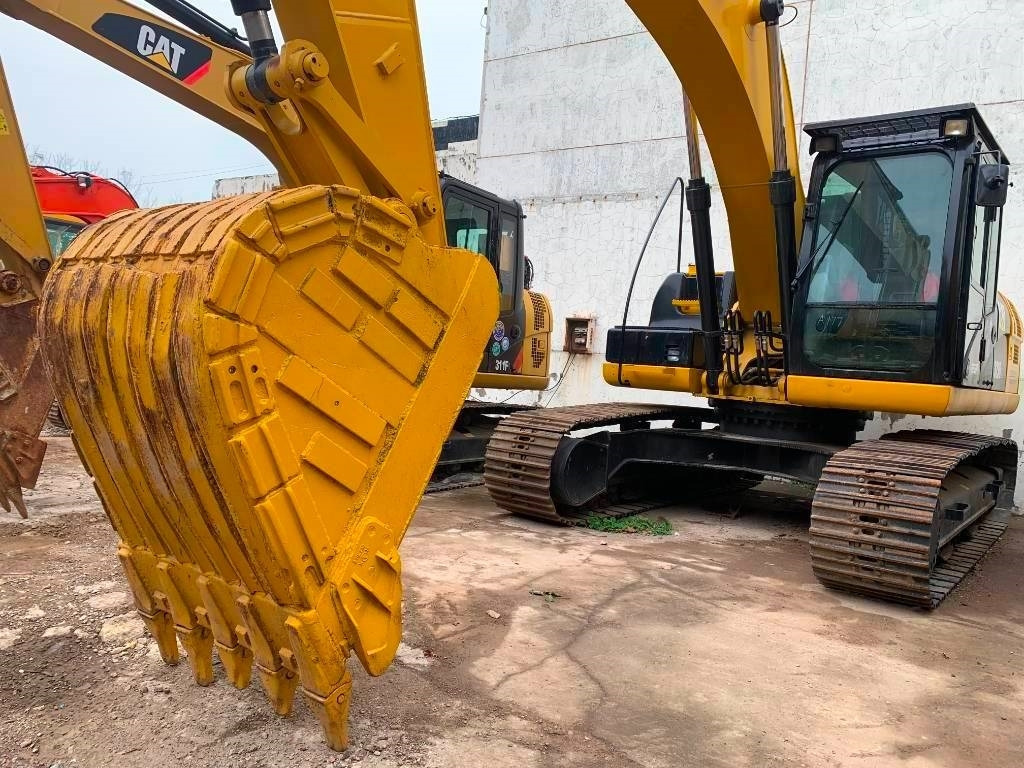 CAT 323 D L - Pelle sur chenille: photos 1 CAT 323 D L - Pelle sur chenille: photos 1