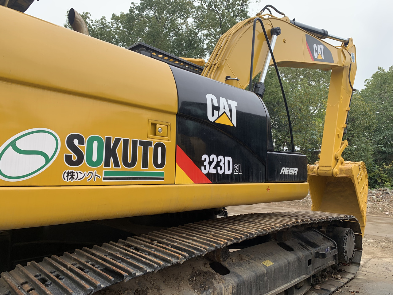 CATERPILLAR 323D2L - Pelle sur pneus: photos 2 CATERPILLAR 323D2L - Pelle sur pneus: photos 2