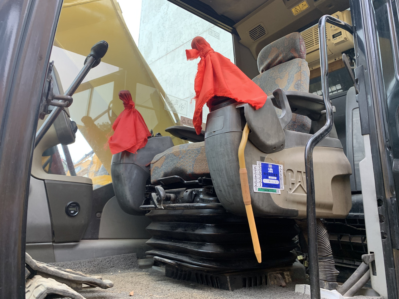 CATERPILLAR 323D2L - Pelle sur pneus: photos 5 CATERPILLAR 323D2L - Pelle sur pneus: photos 5