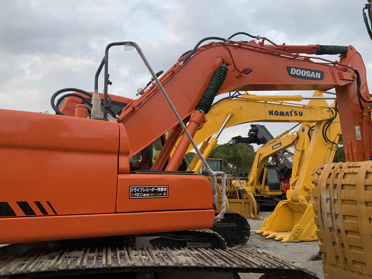 DOOSAN DX225LC - Pelle sur pneus: photos 2 DOOSAN DX225LC - Pelle sur pneus: photos 2