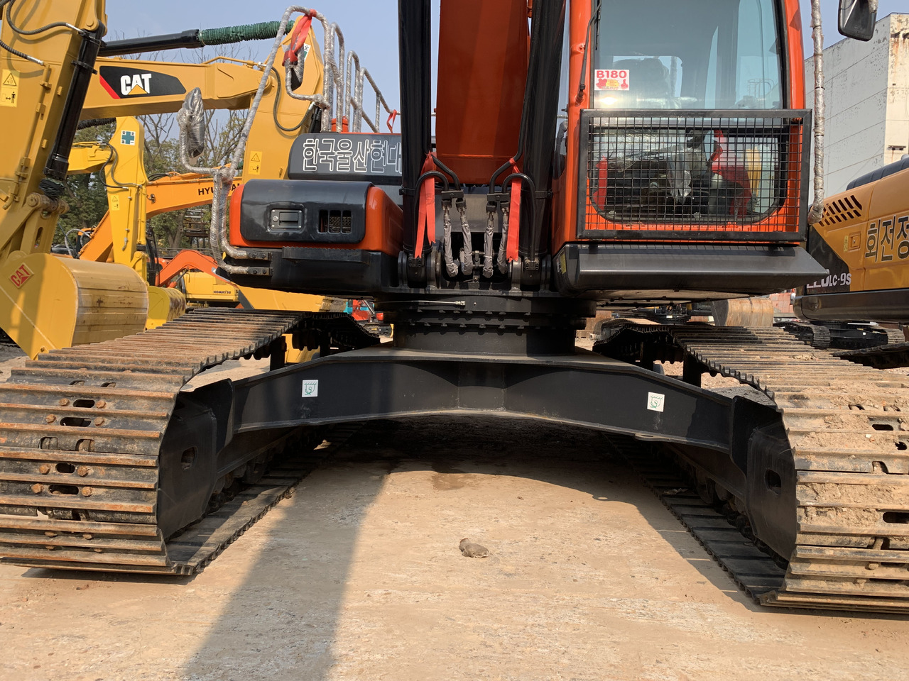 DOOSAN DX300LC-9C - Pelle sur pneus: photos 4 DOOSAN DX300LC-9C - Pelle sur pneus: photos 4