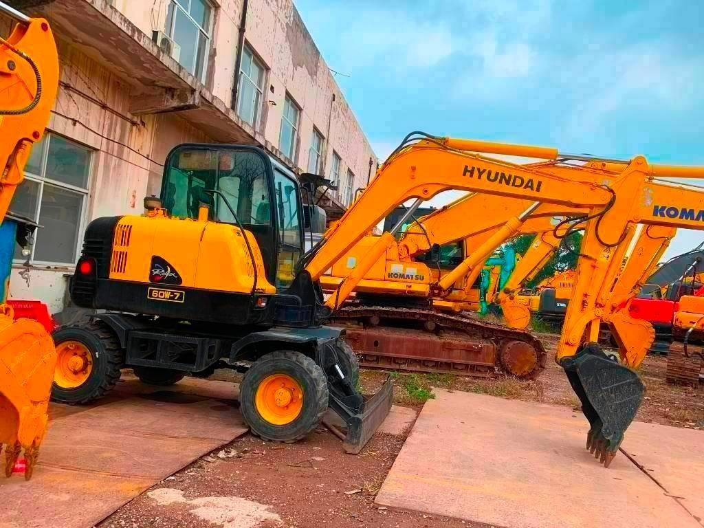 Hyundai Robex 60 W-7  - Pelle sur pneus: photos 1 Hyundai Robex 60 W-7  - Pelle sur pneus: photos 1