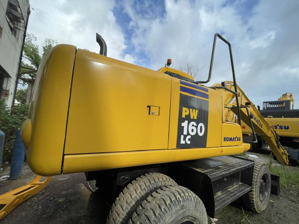 Komatsu PC160LC - Pelle sur pneus: photos 3 Komatsu PC160LC - Pelle sur pneus: photos 3