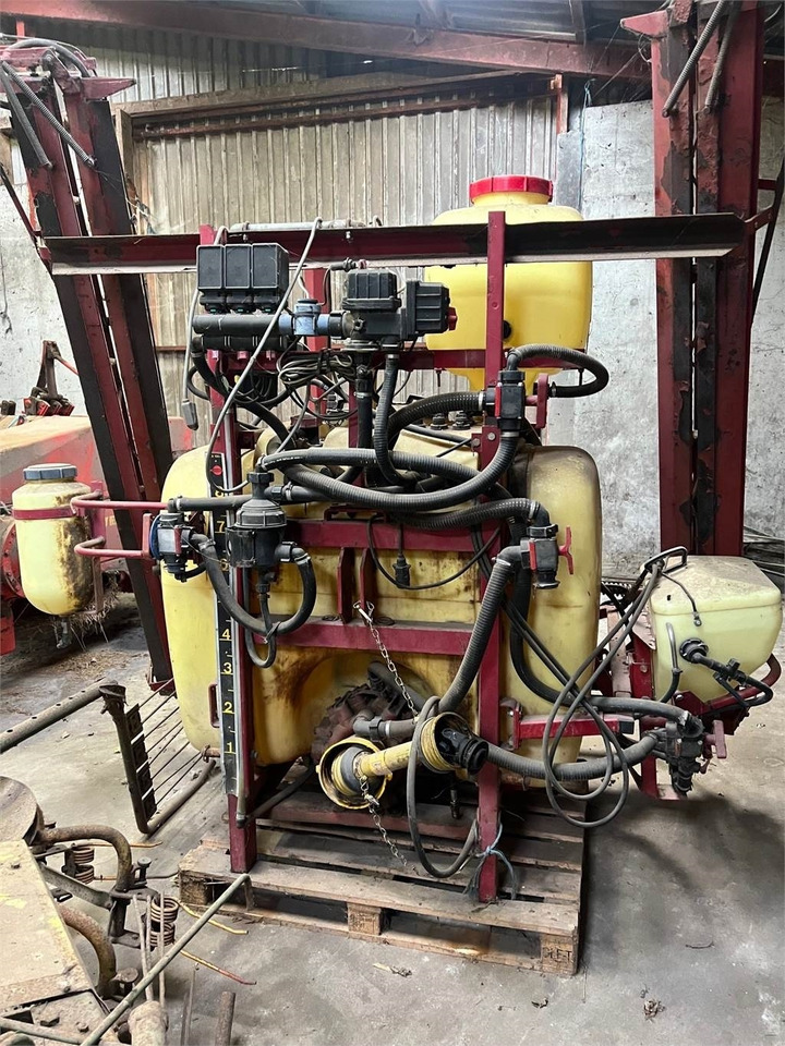 Hardi 800 L MED 12 BOM - Pulvé porté: photos 1 Hardi 800 L MED 12 BOM - Pulvé porté: photos 1