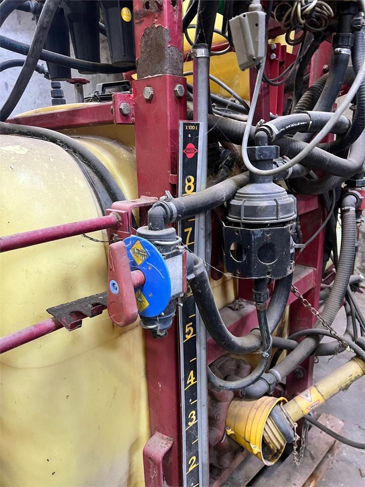 Hardi 800 L MED 12 BOM - Pulvé porté: photos 4 Hardi 800 L MED 12 BOM - Pulvé porté: photos 4