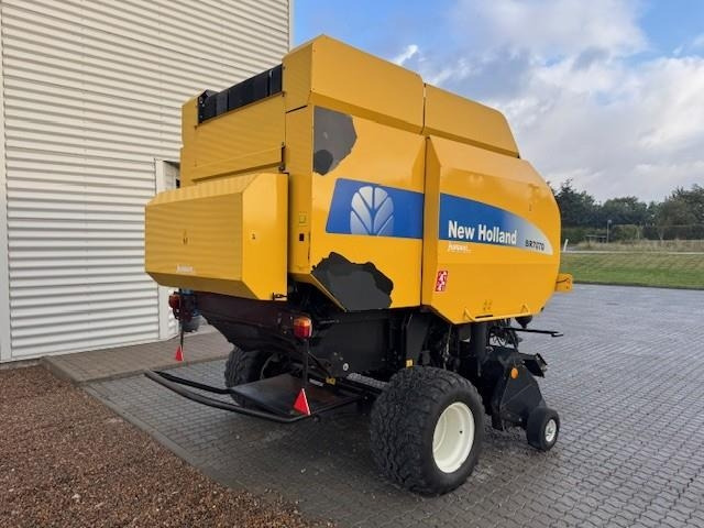 New Holland BR7070 - Presse à balles rondes: photos 3 New Holland BR7070 - Presse à balles rondes: photos 3
