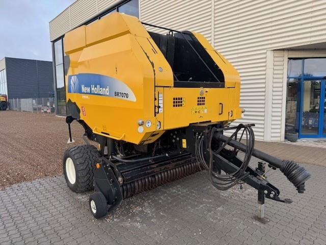 New Holland BR7070 - Presse à balles rondes: photos 2 New Holland BR7070 - Presse à balles rondes: photos 2