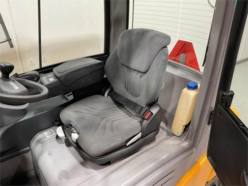 Jungheinrich EFG 320 - Chariot élévateur électrique: photos 5 Jungheinrich EFG 320 - Chariot élévateur électrique: photos 5