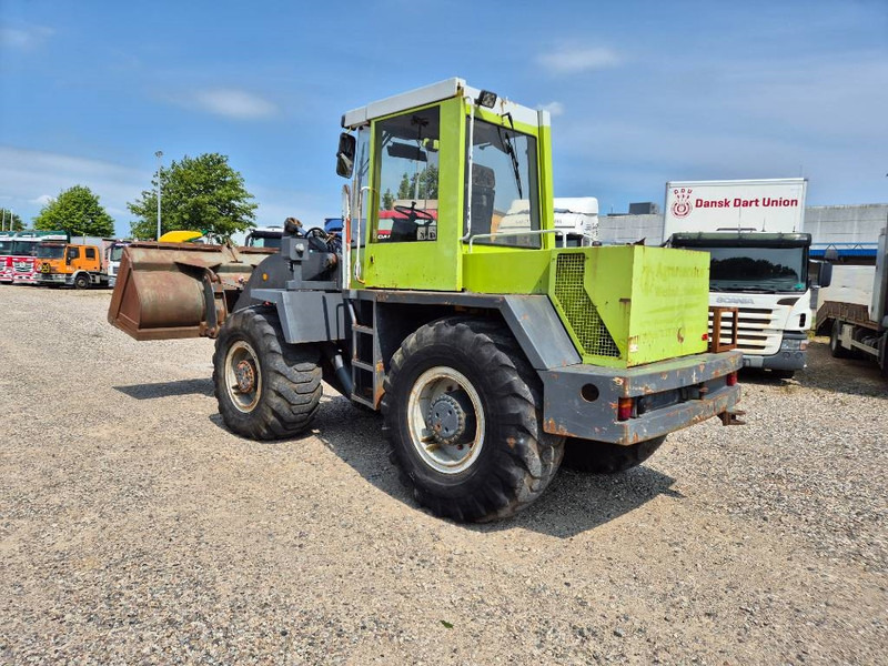 O & K L15 With bucket and quickshift - Chargeuse sur pneus: photos 3 O & K L15 With bucket and quickshift - Chargeuse sur pneus: photos 3